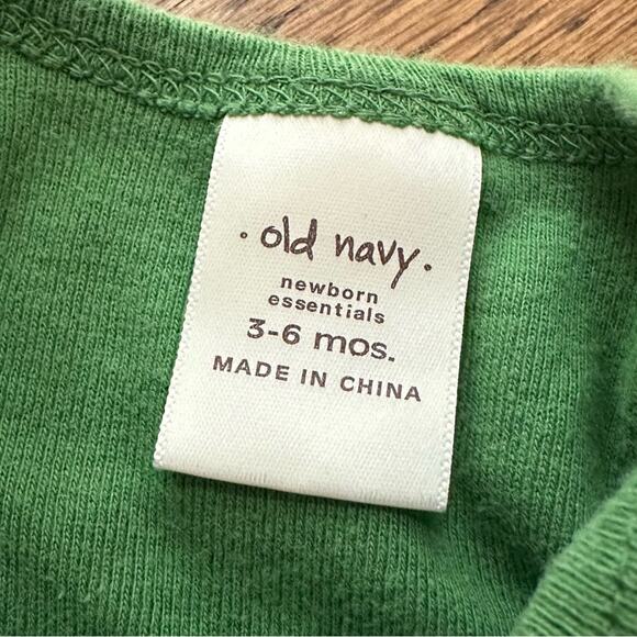 Old Navy Mommy’s Good Luck Charm St. Patrick’s Day onesie, size 3-6 months - Picture 4 of 4